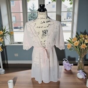 Chic Sheer Lace-Trimmed Robe in Soft Pink